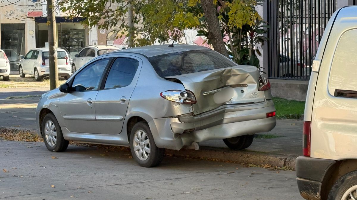 Los vehículos involucrados terminaron colisionando contra un Peugeot 307 que estaba estacionado en la zona. Los vehículos involucrados terminaron colisionando contra un Peugeot 307 que estaba estacionado en la zona.