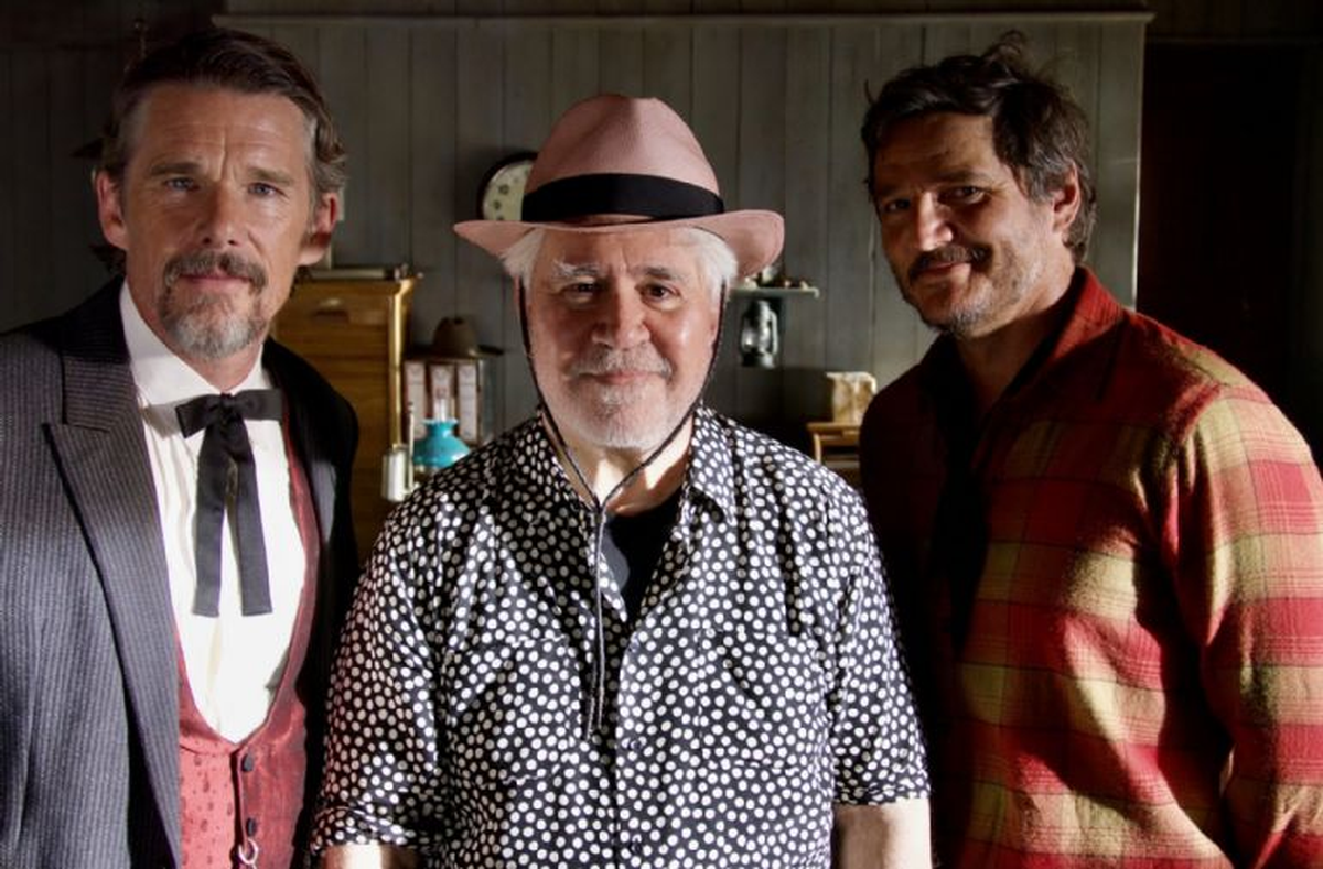 Ethan Hawke, Pedro Almodóvar y Pedro Pascal. 