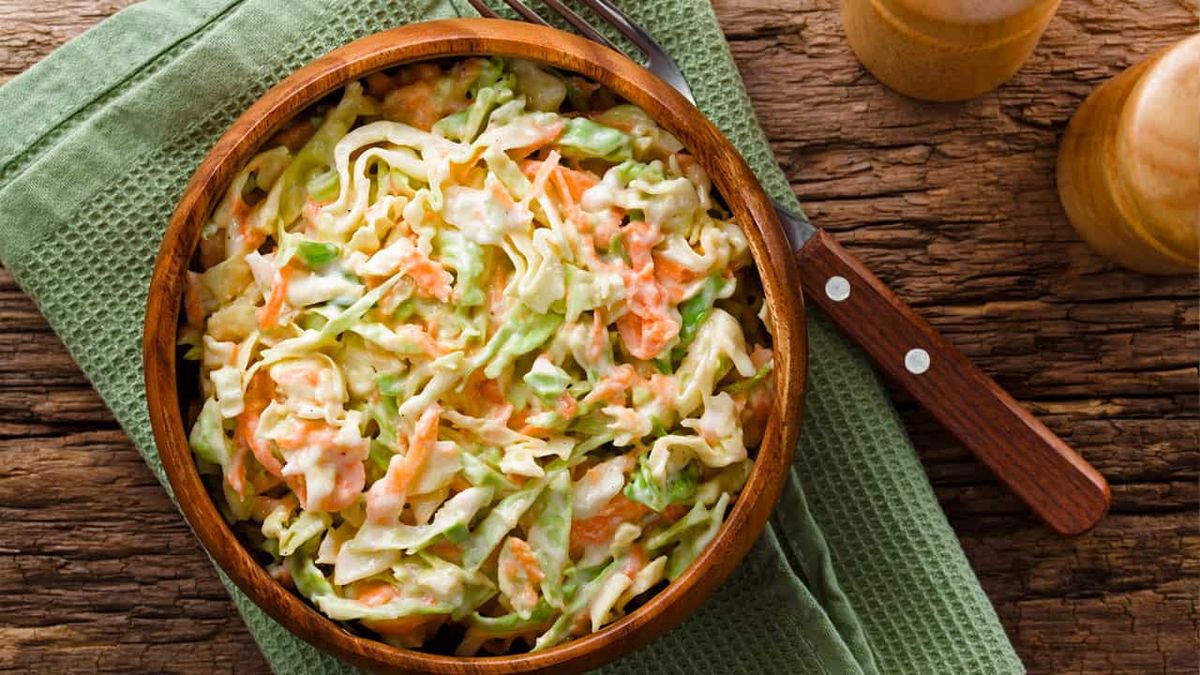 El coleslaw casero se conserva en la heladera hasta 2 días y es perfecto para acompañar hamburguesas