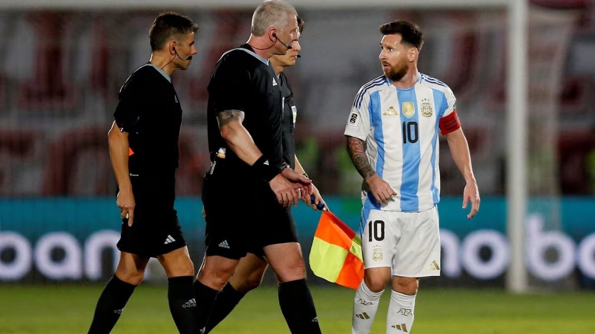 Lionel Messi enfurecido con el arbitraje tras la derrota de Argentina en Paraguay