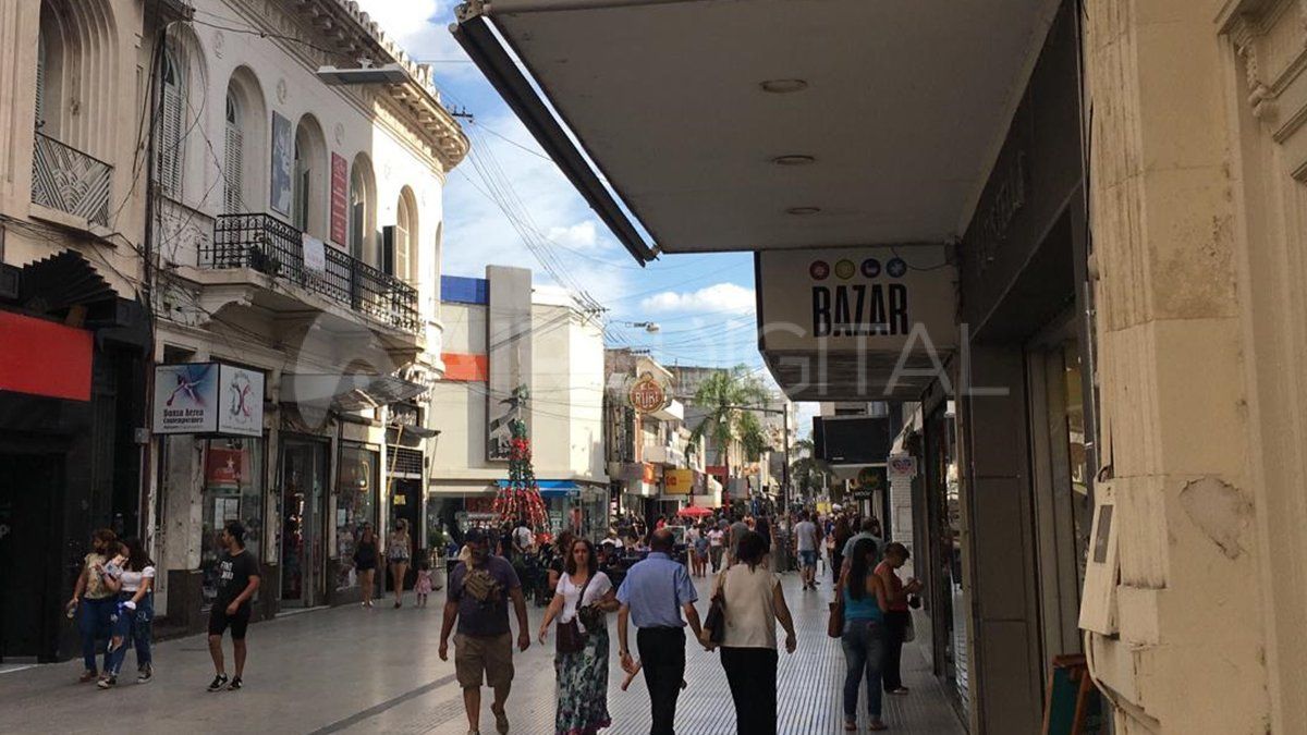 El movimiento era intenso en horas de la tarde en la peatonal santafesina.