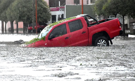 Fuerte tormenta en La Pampa: calles anegadas y vecinos refrescándose en el balneario improvisado Fuerte tormenta en La Pampa: calles anegadas y vecinos refrescándose en el balneario improvisado