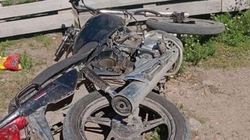 Un nene de tres años murió al caer de la moto y ser aplastado por un camión en La Plata.