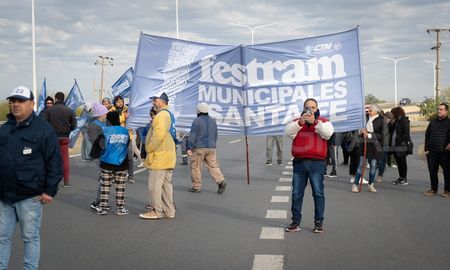 Festram resolvió hacer un paro de 72 horas los días miércoles 27, jueves 28 y viernes 29 de julio, con una movilización a la ciudad de Santa Fe el día jueves 28. Festram resolvió hacer un paro de 72 horas los días miércoles 27, jueves 28 y viernes 29 de julio, con una movilización a la ciudad de Santa Fe el día jueves 28.