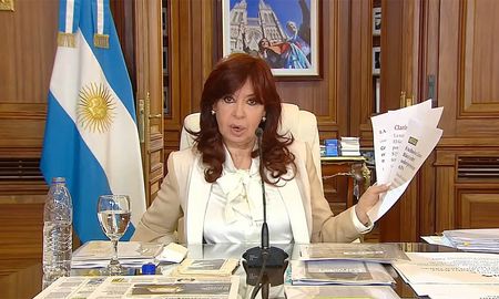 La Cámara Federal de Casación dará a conocer este miércoles en una audiencia pública si confirma la condena a seis años de prisión impuesta a la ex vicepresidenta Cristina Kirchner en la causa Vialidad La Cámara Federal de Casación dará a conocer este miércoles en una audiencia pública si confirma la condena a seis años de prisión impuesta a la ex vicepresidenta Cristina Kirchner en la causa Vialidad