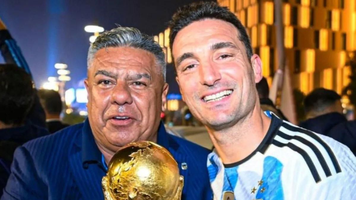 Chiqui Tapia junto a Lionel Scaloni luego de la obtención de la Copa del Mundo.