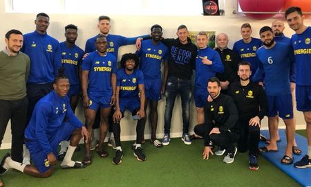 sala habia viajado a francia para despedirse de sus companeros del nantes sala habia viajado a francia para despedirse de sus companeros del nantes