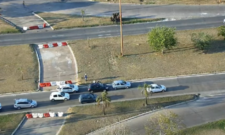 El choque en cadena que involucró a tres autos se registró a la altura de la fuente de la Cordialidad. El choque en cadena que involucró a tres autos se registró a la altura de la fuente de la Cordialidad.