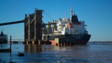 Los puertos aceiteros en el Gran Rosario, paralizados por una discusión por el Impuesto a las Ganancias. Los puertos aceiteros en el Gran Rosario, paralizados por una discusión por el Impuesto a las Ganancias.