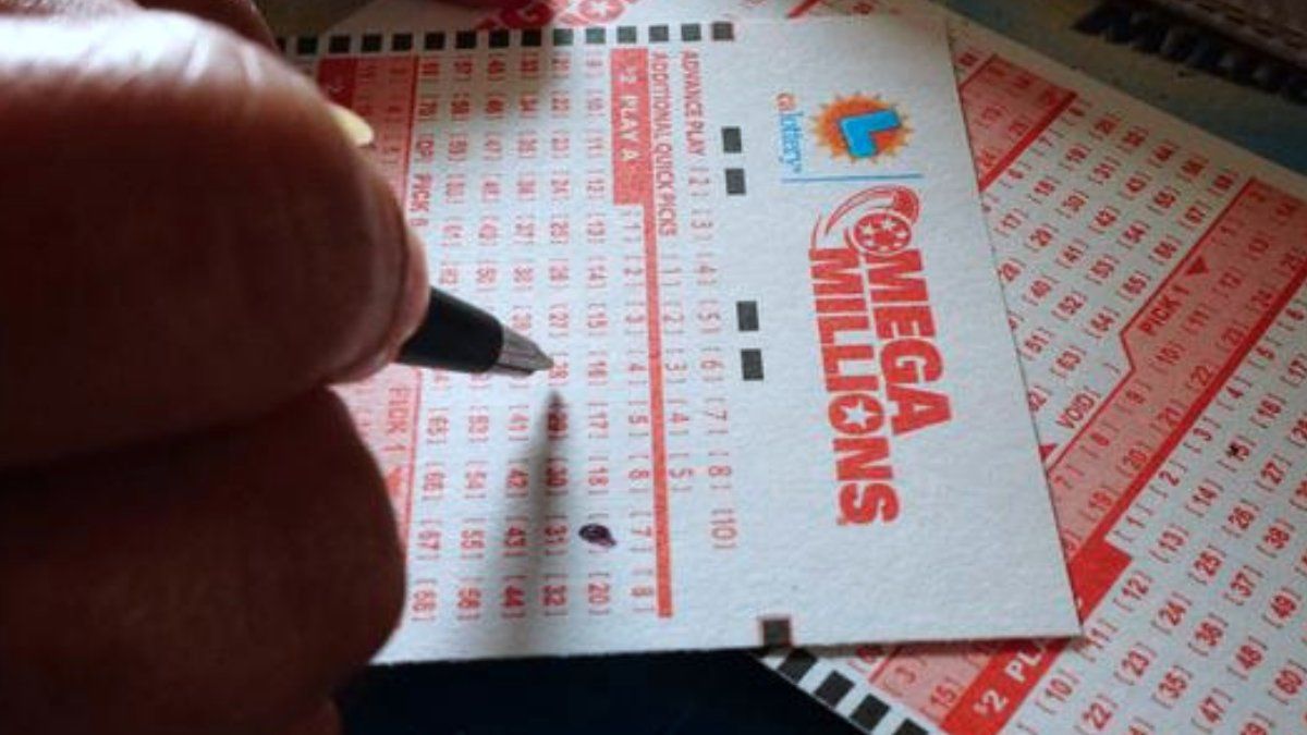 Un hombre que vivía en la calle ganó la lotería con un boleto que le regaló un desconocido.