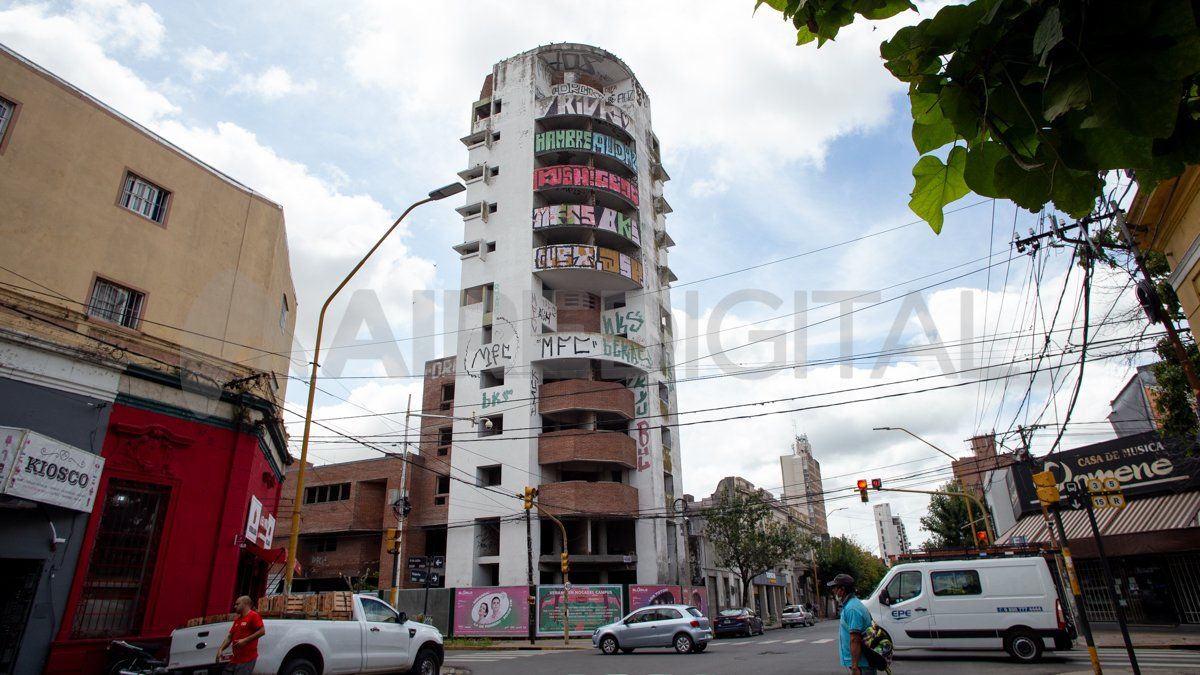 El edificio de la polémica se ubica en la esquina de Suipacha y 9 de julio de la ciudad de Santa Fe.&nbsp;