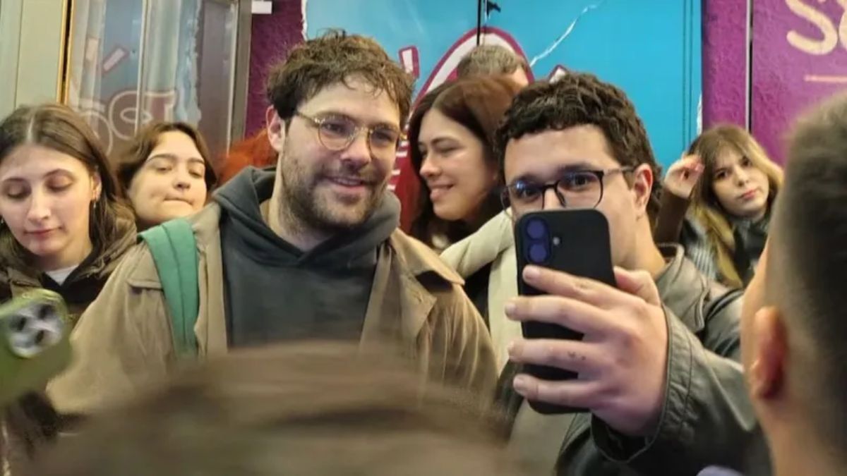 Peter Lanzani cambió radicalmente su look debido a compromisos laborales. Peter Lanzani cambió radicalmente su look debido a compromisos laborales.
