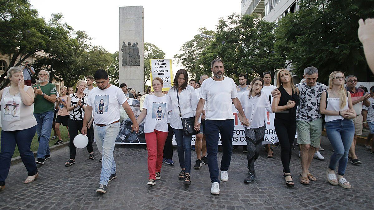 Familiares de v&iacute;ctimas de la inseguridad se movilizaron acompa&ntilde;ados de miles de rafaelinos para pedir justicia.