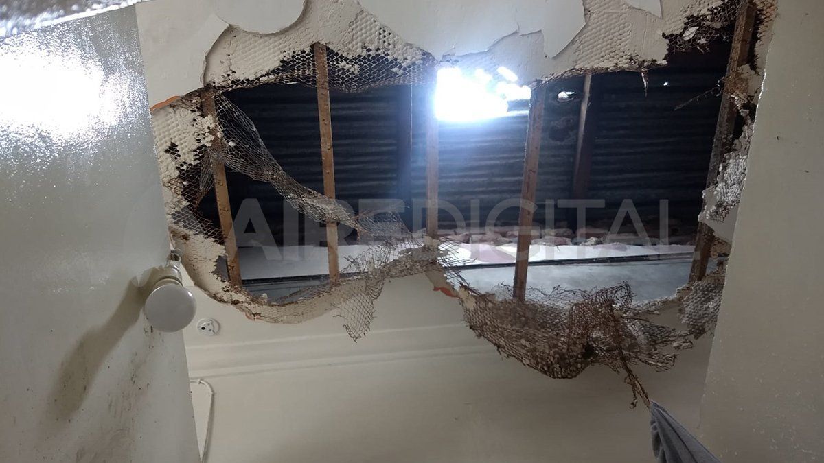 La dueña del local entró y se encontró sin la ropa y con los techos agujereados. 