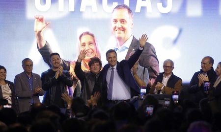 Javier Milei junto a Manuel Adorni tras la victoria de La Libertad Avanza en las elecciones legislativas de CABA.