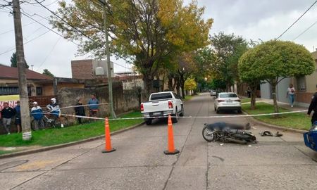 El accidente de tránsito ocurrió en el norte de Rosario, segundos después de que el motociclista le robara el celular a un adolescente. El accidente de tránsito ocurrió en el norte de Rosario, segundos después de que el motociclista le robara el celular a un adolescente.