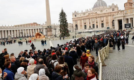 Más de 65.000 fieles despidieron el lunes al papa emérito Benedicto XVI en la Basílica de San Pedro, en el primero de los tres días de la capilla ardiente en la que se expondrá el cuerpo de Joseph Ratzinger. Más de 65.000 fieles despidieron el lunes al papa emérito Benedicto XVI en la Basílica de San Pedro, en el primero de los tres días de la capilla ardiente en la que se expondrá el cuerpo de Joseph Ratzinger.
