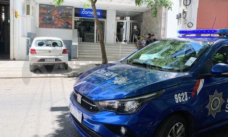 Un policía baleó a un motochorro tras intento de salidera en una financiera situada en pleno centro de Rosario. Un policía baleó a un motochorro tras intento de salidera en una financiera situada en pleno centro de Rosario.