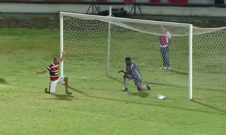 Una invasión de campo inédita: un fanático invadió la cancha para enseñarle a atajar al arquero de su equipo Una invasión de campo inédita: un fanático invadió la cancha para enseñarle a atajar al arquero de su equipo