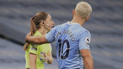 La Premier League no sancionará al Kun Agüero por agarrar del hombro a una jueza de línea