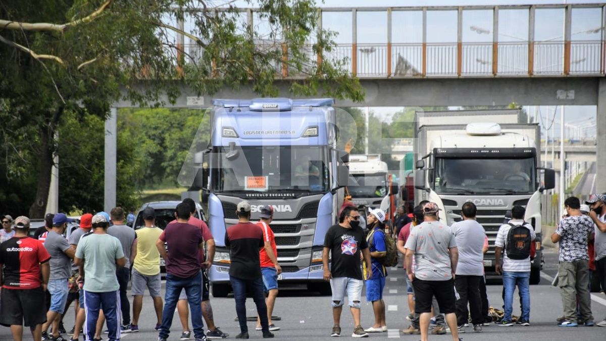 El corte en el acceso al Puente Rosario - Victoria.