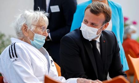 El presidente francés, Emmanuel Macron, junto a una persona de la tercera edad. Las autoridades sanitarias recomiendan comenzar la vacunación contra el coronavirus en los geriátricos. El presidente francés, Emmanuel Macron, junto a una persona de la tercera edad. Las autoridades sanitarias recomiendan comenzar la vacunación contra el coronavirus en los geriátricos.