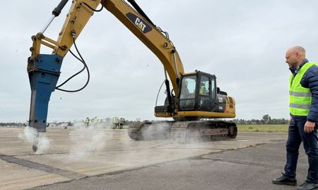 Se puso en marcha la obra de reparación y remodelación de la pista de aterrizaje del Aeropuerto Internacional de Rosario. Se puso en marcha la obra de reparación y remodelación de la pista de aterrizaje del Aeropuerto Internacional de Rosario.