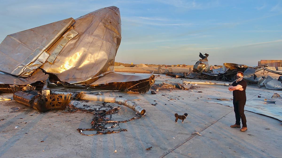 Elon Musk con el prototipo SN8 de la Starship, luego de que estallara en diciembre del 2020.