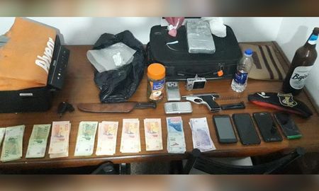 Los uniformados encontraron en el auto dos balanzas, dinero en efectivo, armas y estupefacientes Los uniformados encontraron en el auto dos balanzas, dinero en efectivo, armas y estupefacientes