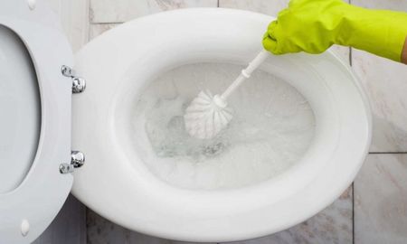 El truco casero para destapar el inodoro. El truco casero para destapar el inodoro.