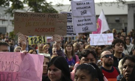 Los docentes nucleados en Amsafé Rosario pararon este miércoles a raíz de las balaceras a instituciones educativas del departamento. Los docentes nucleados en Amsafé Rosario pararon este miércoles a raíz de las balaceras a instituciones educativas del departamento.
