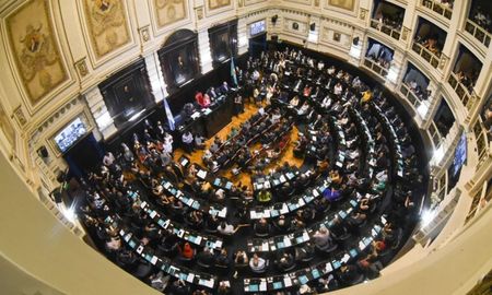 En las elecciones 2025 de provincia de Buenos Aires se eligen 23 senadores y 46 diputados, además de concejales y consejeros en los distintos municipios. En las elecciones 2025 de provincia de Buenos Aires se eligen 23 senadores y 46 diputados, además de concejales y consejeros en los distintos municipios.