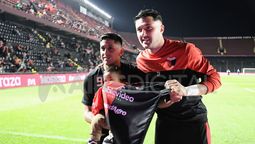 Facundo Garcés junto al hincha nominado a los premios The Best de FIFA.