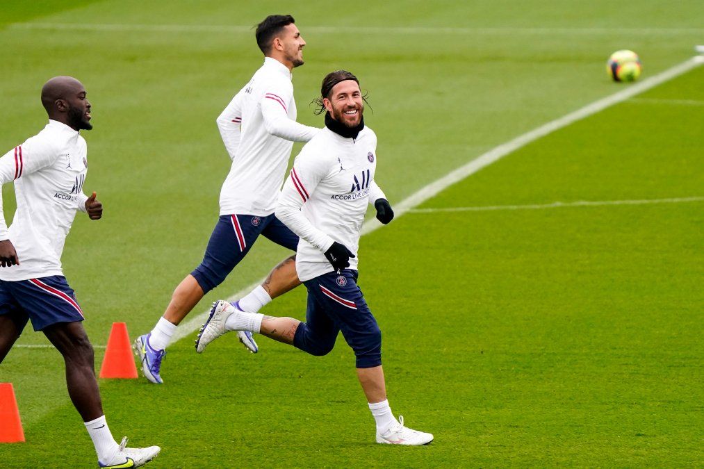 Sergio Ramos entrena a la par del grupo del Paris Saint-Germain y tiene chances de debutar con el club parisino este miércoles