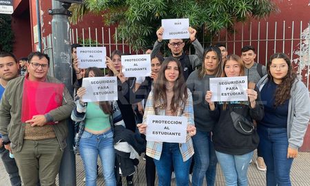 Estudiantes de la Escuela Normal Superior de Comercio “Domingo Guzmán Silva” realizaron una sentada para manifestar su temor y reclamar respuestas. Estudiantes de la Escuela Normal Superior de Comercio “Domingo Guzmán Silva” realizaron una sentada para manifestar su temor y reclamar respuestas.