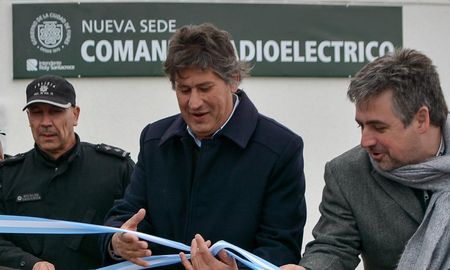 El intendente Roly Santacroce inauguró el nuevo edificio del Comando Radioeléctrico de Funes junto al ministro Pablo Cococcioni. El intendente Roly Santacroce inauguró el nuevo edificio del Comando Radioeléctrico de Funes junto al ministro Pablo Cococcioni.