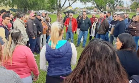Reunión entre vecinos del barrio Los Conquistadores de Sauce Viejo y el intendente Reunión entre vecinos del barrio Los Conquistadores de Sauce Viejo y el intendente