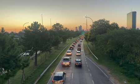 El tránsito en Santa Fe se presenta fluido aunque con gran carga vehicular en los accesos a la ciudad. El tránsito en Santa Fe se presenta fluido aunque con gran carga vehicular en los accesos a la ciudad.