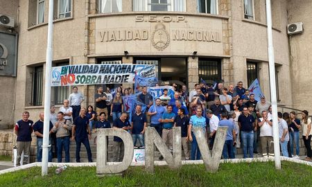 Trabajadores viales se concentraron frente a la sede de la repartición en Santa Fe en defensa del organismo y de las fuentes de trabajo. Trabajadores viales se concentraron frente a la sede de la repartición en Santa Fe en defensa del organismo y de las fuentes de trabajo.