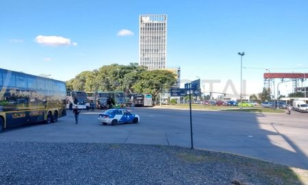 Este lunes a primera hora comenzó una manifestación de empresarios y trabajadores del Turismo en las ciudades de Santa Fe y Rosario, en simultaneidad con movilizaciones similares en otras ciudades del país como Córdoba, Mendoza y Buenos Aires. Este lunes a primera hora comenzó una manifestación de empresarios y trabajadores del Turismo en las ciudades de Santa Fe y Rosario, en simultaneidad con movilizaciones similares en otras ciudades del país como Córdoba, Mendoza y Buenos Aires.