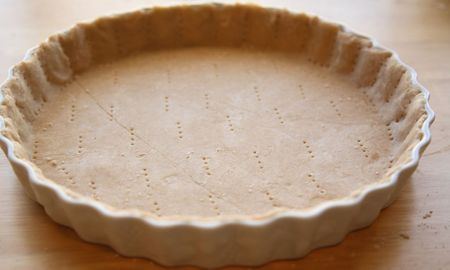 La masa de tarta integral que se hace con solo 5 ingredientes y queda perfecta para cualquier relleno.