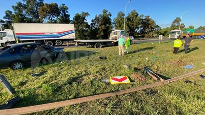 Accidente en Autopista Rosario - Santa Fe: despistó, volcó y chocó contra el guardarraíl frente al hotel de Colón