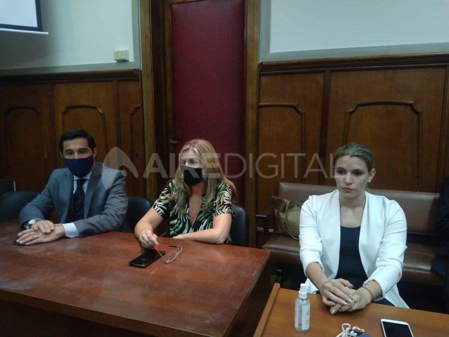 Los fiscales Gonzalo Iglesias y Ana Laura Gioria, junto a la abogada querellante Celeste Roa Hertelendy