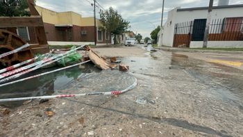 Los vecinos de barrio Chalet improvisaron un corralito precario, donde se encuentra el socavón.