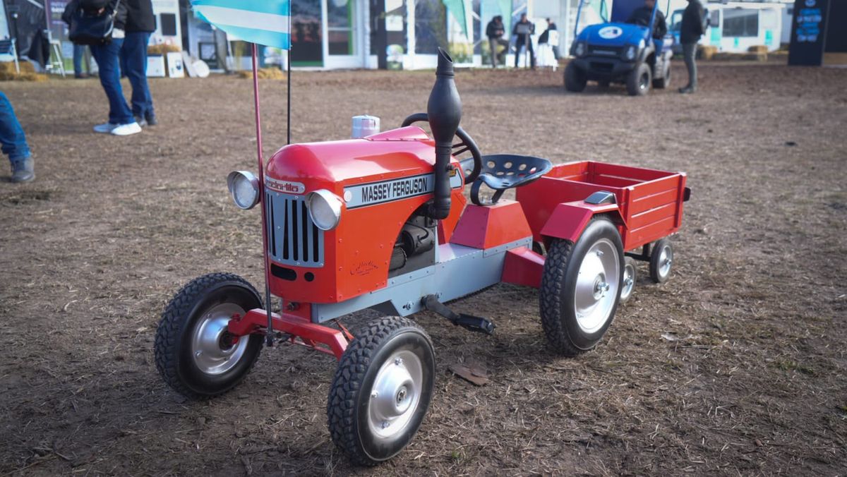 Con un diseño inspirado en la nostalgia, el Tractortito conquista Agroactiva 2025.