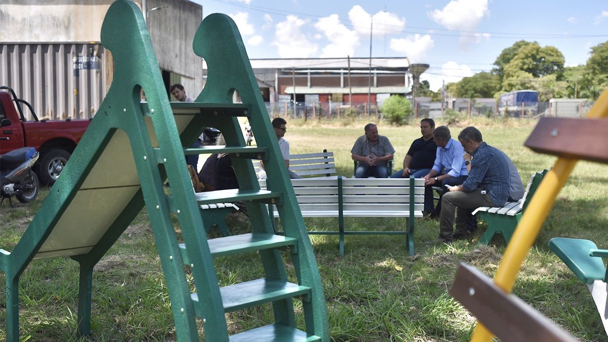 Jatón firmó un convenio para la realización de una campaña de sensibilización y recolección de tapitas plásticas que se entegarán a Quanta para que lo transforme en mobiliario urbano recreativo.