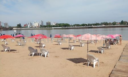 Las playas de la ciudad son una alternativa para estar cerca del agua en otra jornada agobiante. Las playas de la ciudad son una alternativa para estar cerca del agua en otra jornada agobiante.