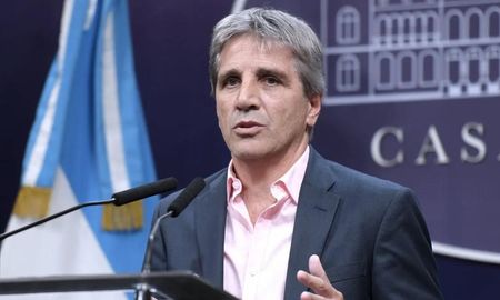 El ministro de Economía de la Nación, Luis Caputo, anunció este viernes un nuevo acuerdo con el FMI y adelantó que el lunes se levantará el cepo cambiario. El ministro de Economía de la Nación, Luis Caputo, anunció este viernes un nuevo acuerdo con el FMI y adelantó que el lunes se levantará el cepo cambiario.