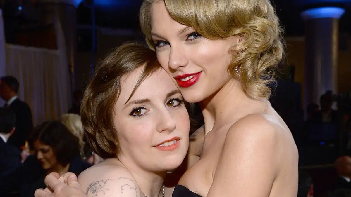 Lena Dunham sorprendió a los invitados con un comentario sobre el fútbol americano durante su discurso en la boda de Taylor Swift y Travis Kelce. Lena Dunham sorprendió a los invitados con un comentario sobre el fútbol americano durante su discurso en la boda de Taylor Swift y Travis Kelce.