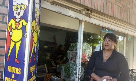La historia de la verdulera que le regala fruta a quienes no la pueden pagar
